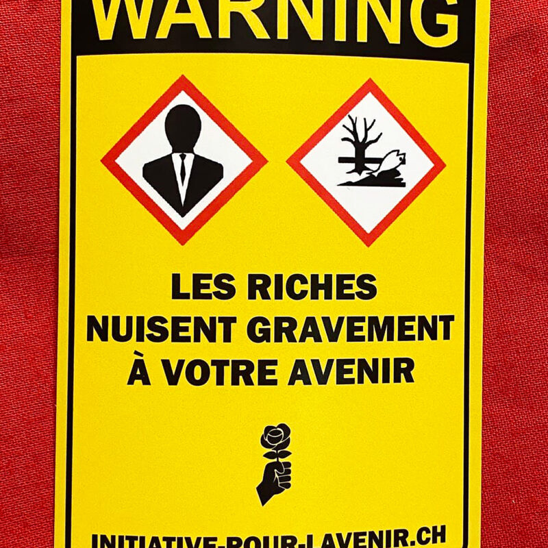 Autocollant JUSO gratuit "WARNING : Les riches nuisent gravement à ton avenir".